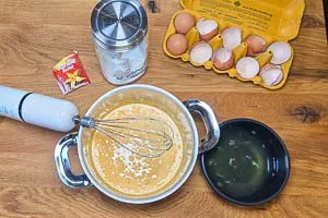 Eigelb mit Zucker schaumig schlagen.