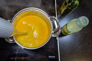 Über dem Wasserbad mit Congac und Sahne rühren.