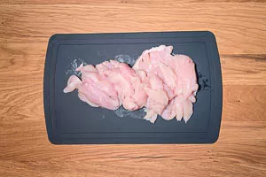 Hähnchen in Streifen schneiden