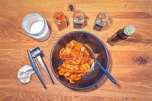 Marinade anrühren und Hähnchen zugeben