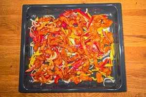 Hähnchen über die Paprika geben