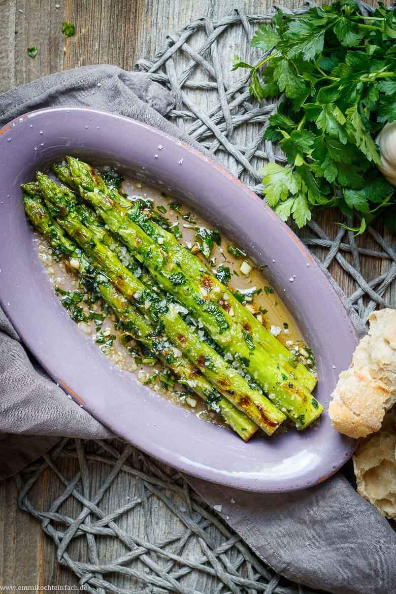 Grüner Spargel gebraten und mit Gewürzen verfeinert