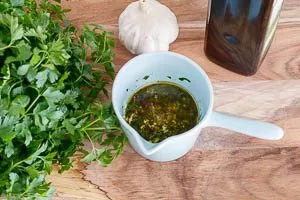 Gewürze mit dem Olivenöl vermengen