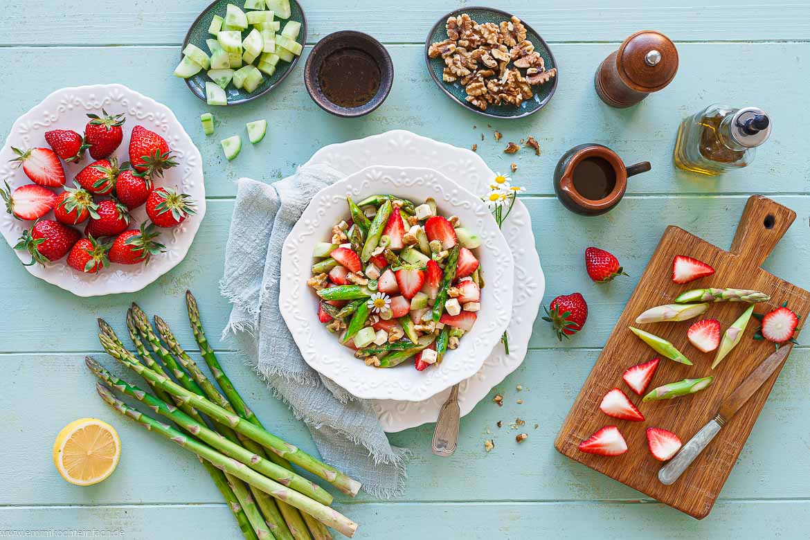 Grüner Spargelsalat mit Feta und Erdbeeren
