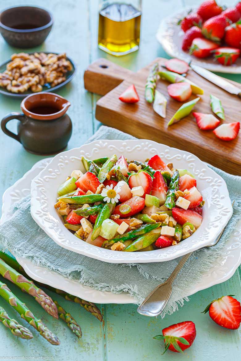 Salat mit gr&uuml;nem Spargel und Erdbeeren