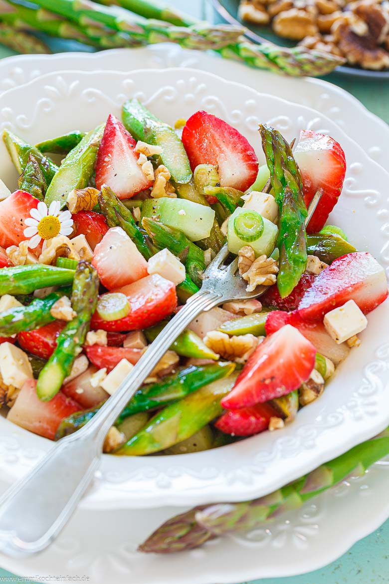 Spargelsalat mit frischen Erdbeeren und knackigem gr&uuml;nen Spargel