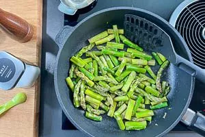 Grünspargel in Olivenöl vorsichtig anbraten