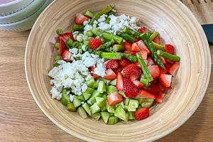 Spargelsalat-Zutaten in eine Salatschüssel geben