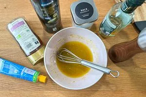 Dressing für den Spargelsalat mit grünem Spargel anrühren