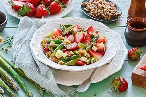 Grünspargel-Salat kalt servieren