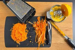 Möhren waschen, schälen und raspeln.