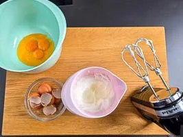 Eiweiß mit Salz steif schlagen.