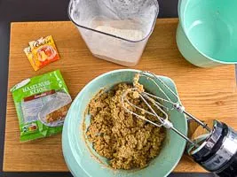 Nüsse, Mehl und Backpulver zugeben und umrühren.