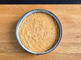 Teig in die Kuchenform geben und backen.