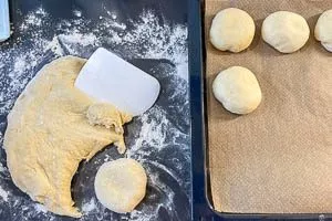Teig in Brötchen formen.