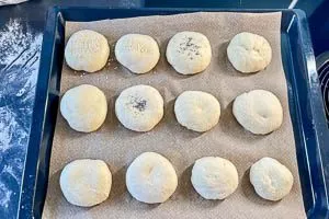 Brötchen auf ein Backblech geben und mit Körnern bestreuen.