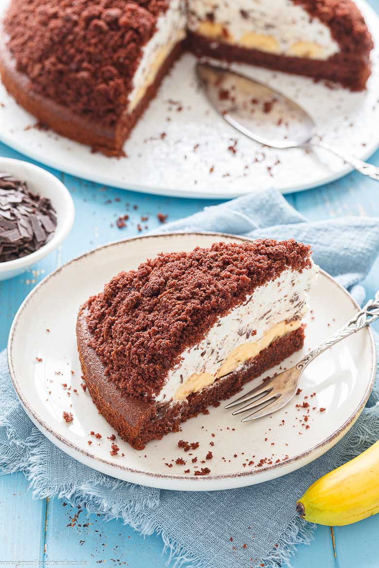 Maulwurfkuchen auf einem Teller serviert