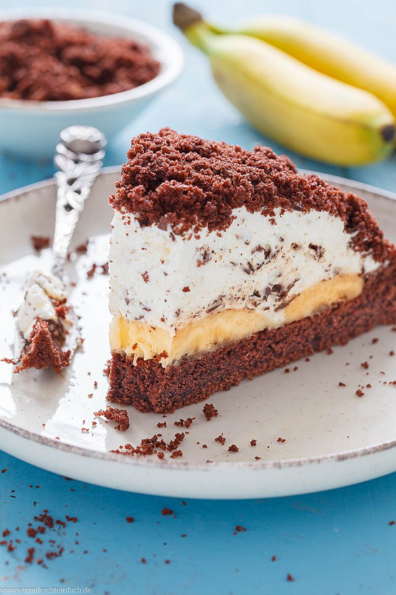 Schoko-Maulwurfkuchen mit Bananen und Sahne
