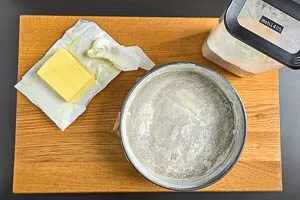 Kuchen-Springform einfetten