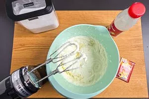 Sahne und Zucker für die Füllung steifschlagen