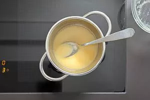 Gelatine-Mischung in einem Topf erwärmen