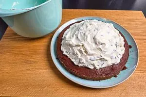 Sahne auf dem Kuchenboden zum Maulwurfshügel formen