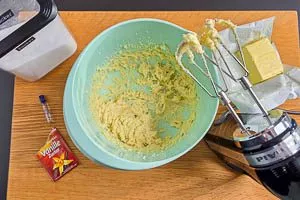 Butter, Zucker und Bourbon-Vanillezucker verquirlen
