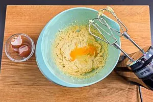 Eier zur Butter-Zucker-Mischung hinzugeben und unterrühren