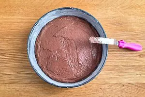 Schokoladigen Kuchenteig in die Springform füllen