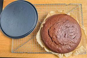Kuchen nach dem Backen aus der Form holen