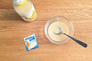 Gelatine mit Bananensaft anrühren