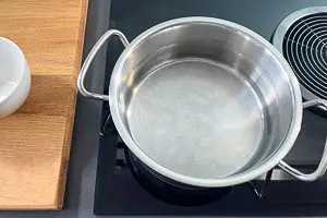 Wasser in einen Topf geben.