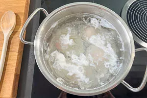 Eier im Topf pochieren