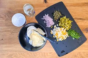 Remoulade-Zutaten würfeln und miteinander vermengen