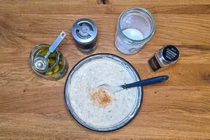 Remoulade-Kräuter-Dip mit Gewürzen verfeinern