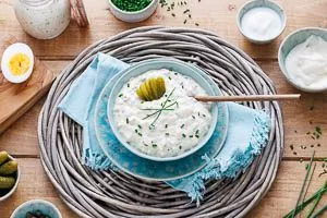Frische Remoulade im Schälchen serviert