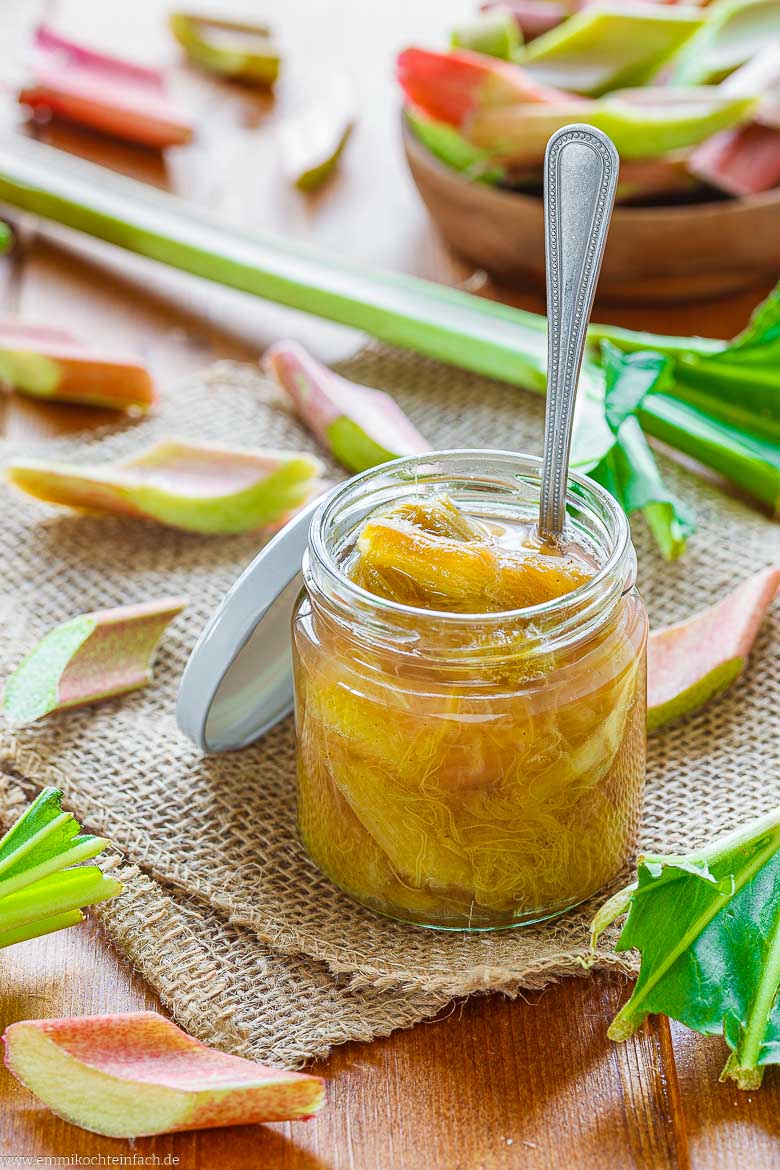 Rhabarberkompott kann im sterilisierten Glas haltbar gemacht werden.
