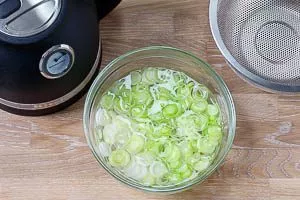 Lauch schneiden und mit heißem Wasser übergießen