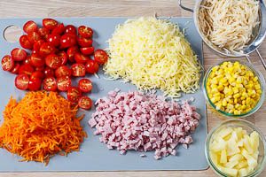 Zutaten für den Schichtsalat vorbereiten