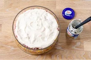 Miracel Whip als Topping auf den Salat geben