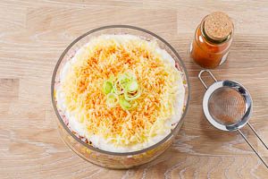 Gouda und Paprikapulver zum Verfeinern über den Salat geben