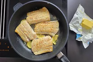 Butter zerlassen und Fisch in der Pfanne braten.
