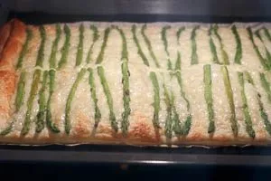 Tarte mit grünem Spargel im Backofen backen