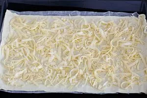 Käse auf dem Blätterteig verteilen