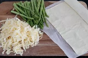 Grünen Spargel vorbereiten und Käse reiben