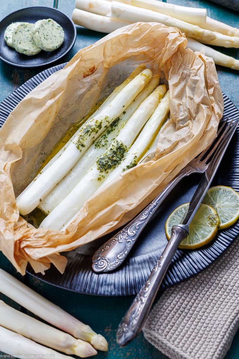 Spargel im Pergament im Backofen