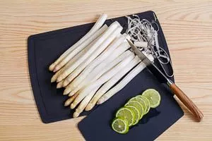 Den Spargel schälen und vorbereiten und die Limetten in Scheiben schneiden.