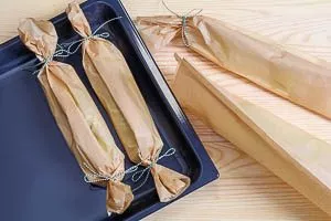 Päckchen schnüren und aufs Backblech legen.