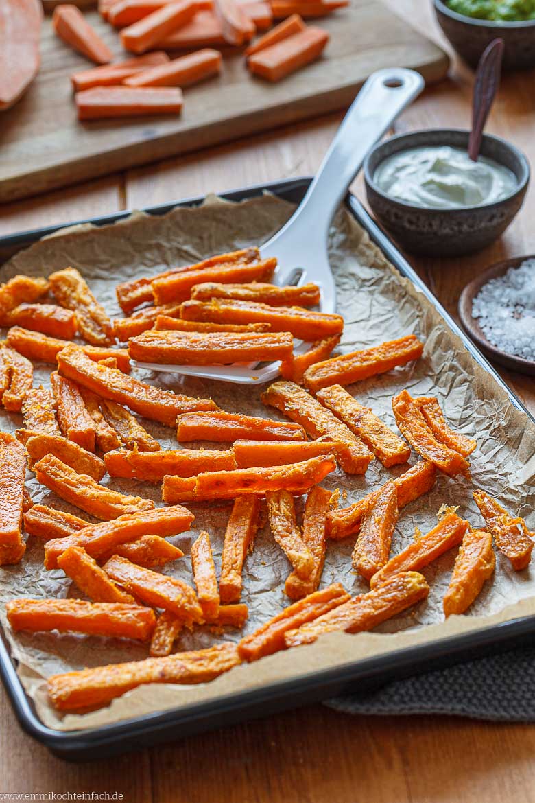 Frische Pommes aus S&uuml;&szlig;kartoffeln vom Blech