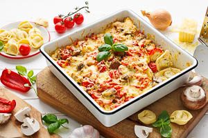 Tortellini-Auflauf warm aus dem Backofen servieren